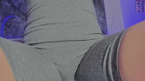 Snapshot of sara_allenx chatting on February 12, 2:43 pm sara allenx online show from February 12, 2:43 pm