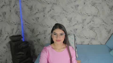 Snapshot of sara_fernandezz chatting on December 23, 7:06 am sara online show from December 23, 7:06 am