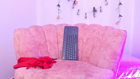 Snapshot of sara_kurt chatting on February 23, 3:29 pm Sara online show from February 23, 3:29 pm