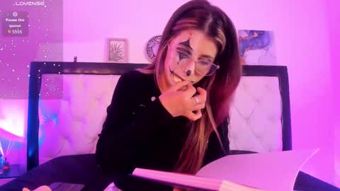 sara_roades online show from October 23, 9:15 pm