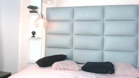 sara_shayk online show from December 3, 7:25 pm