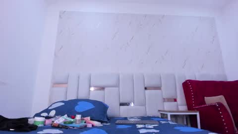 sara_sm1th_ online show from May 16, 11:20 am