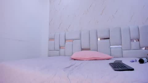 sara_sm1th_ online show from April 25, 12:51 pm