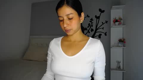 Snapshot of sara_tris chatting on September 19, 1:32 am Sara online show from September 19, 1:32 am