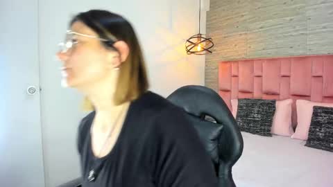 Sarah Deyvis online show from September 18, 6:45 pm