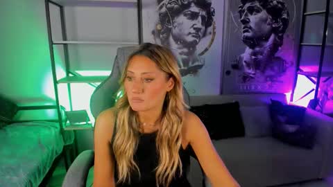 Snapshot of sarahholly chatting on September 13, 12:51 pm Divine Sarah NONUDE model online show from September 13, 12:51 pm