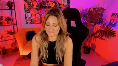 Snapshot of sarahholly chatting on January 16, 5:33 pm Divine Sarah NONUDE model online show from January 16, 5:33 pm