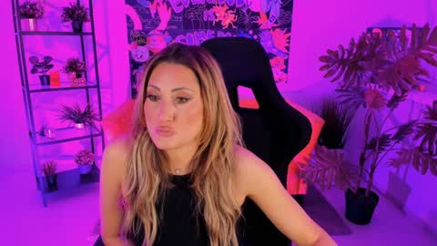 Snapshot of sarahholly chatting on February 6, 11:09 am Divine Sarah NONUDE model online show from February 6, 11:09 am