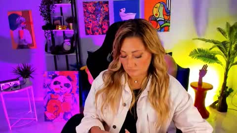 Snapshot of sarahholly chatting on September 14, 1:01 pm Divine Sarah NONUDE model online show from September 14, 1:01 pm