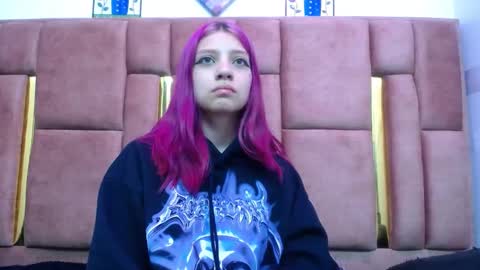 Snapshot of sarai_petite_ chatting on December 14, 4:23 am SARAI online show from December 14, 4:23 am