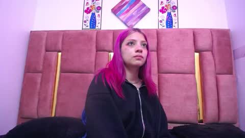 Snapshot of sarai_petite_ chatting on December 28, 7:44 am SARAI online show from December 28, 7:44 am