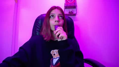 Snapshot of sarai_petite_ chatting on March 9, 7:01 am SARAI online show from March 9, 7:01 am
