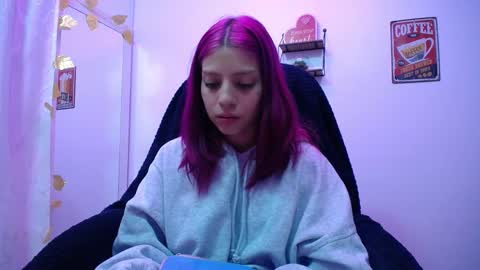 Snapshot of sarai_petite_ chatting on December 4, 8:06 am SARAI online show from December 4, 8:06 am