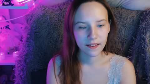 Snapshot of sarakaell chatting on December 10, 1:43 am Sara online show from December 10, 1:43 am