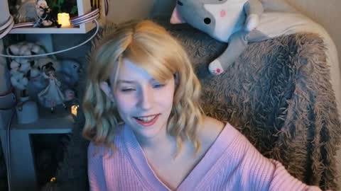 Snapshot of sarakaell chatting on December 13, 11:45 am Sara online show from December 13, 11:45 am