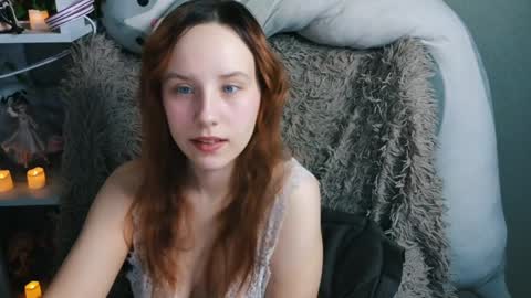 Snapshot of sarakaell chatting on December 5, 1:42 am Sara online show from December 5, 1:42 am