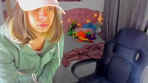 Snapshot of saralolo420 chatting on December 24, 12:44 am sara online show from December 24, 12:44 am