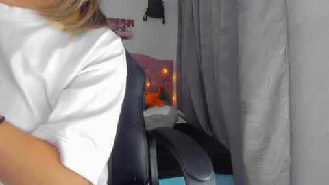Snapshot of saralolo420 chatting on January 10, 2:57 am sara online show from January 10, 2:57 am