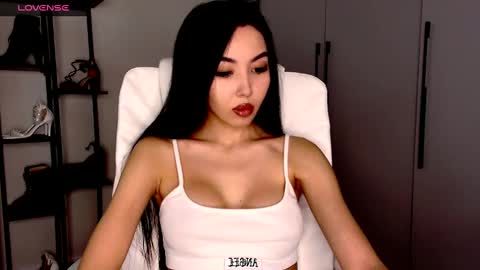 Mia online show from December 3, 5:04 am