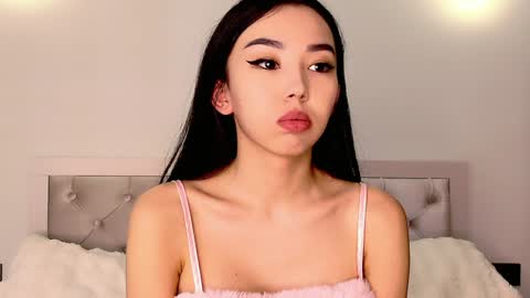 Mia online show from December 4, 4:59 am