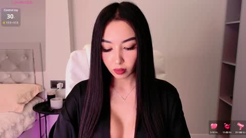 Mia online show from December 17, 11:28 am