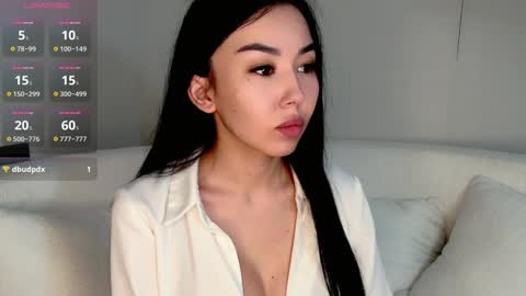 Mia online show from December 10, 8:51 am