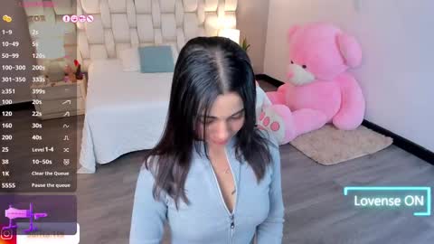 Snapshot of saraospinna chatting on December 7, 1:57 pm Sara online show from December 7, 1:57 pm