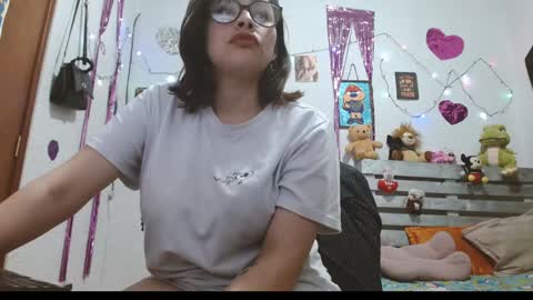Snapshot of saray_extrovert1 chatting on December 3, 6:10 am Sara Jimenez online show from December 3, 6:10 am