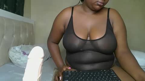 sassie_bee online show from February 4, 11:38 pm