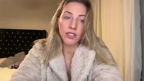 Snapshot of sassysophie333 chatting on February 5, 6:02 am MazyMay333 online show from February 5, 6:02 am