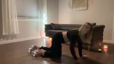 Snapshot of sassysophie333 chatting on March 6, 5:35 am MazyMay333 online show from March 6, 5:35 am