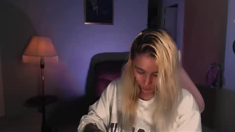 I AM JENN  online show from February 2, 11:00 pm