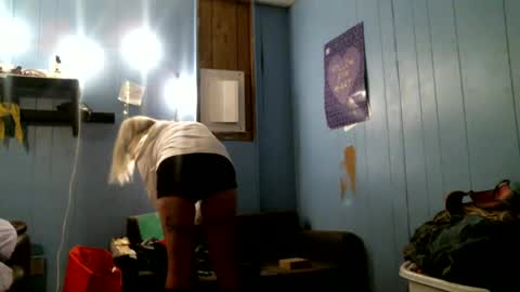 Snapshot of savage352ratchet chatting on January 28, 10:12 am Bugglove online show from January 28, 10:12 am