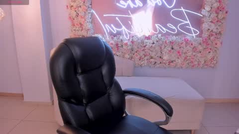 S a v a n n a h  online show from March 30, 12:05 pm