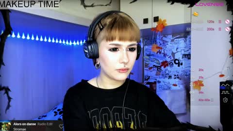 pronoun she. name Mary. age 21. online show from December 15, 11:20 pm