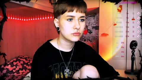 pronoun she. name Mary. age 21. online show from December 5, 1:55 pm