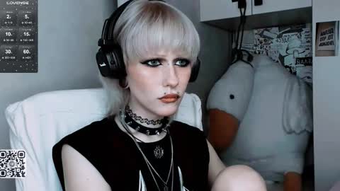 pronoun she. name Mary. age 21. online show from October 22, 10:18 am