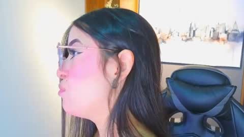 Scarleth online show from April 1, 1:01 pm