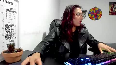 Snapshot of scarlett_sen chatting on December 3, 3:06 pm Mistress Scarlett online show from December 3, 3:06 pm