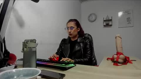 Snapshot of scarlett_sen chatting on February 25, 3:31 pm Mistress Scarlett online show from February 25, 3:31 pm
