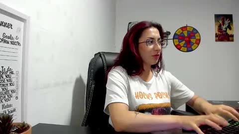 Snapshot of scarlett_sen chatting on December 4, 5:27 pm Mistress Scarlett online show from December 4, 5:27 pm
