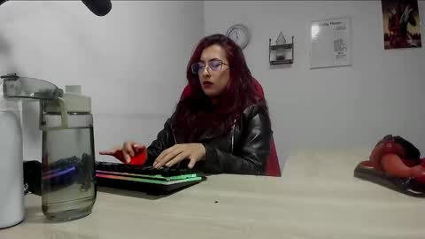 Snapshot of scarlett_sen chatting on February 17, 3:44 pm Mistress Scarlett online show from February 17, 3:44 pm