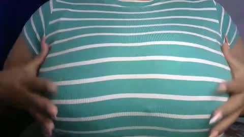 Snapshot of schoco_milf chatting on February 17, 11:02 am mai latina online show from February 17, 11:02 am