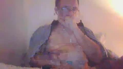 Snapshot of scotchwhieskie chatting on December 22, 11:41 pm scotchwhieskie online show from December 22, 11:41 pm