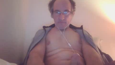 Snapshot of scotchwhieskie chatting on December 7, 12:03 am scotchwhieskie online show from December 7, 12:03 am
