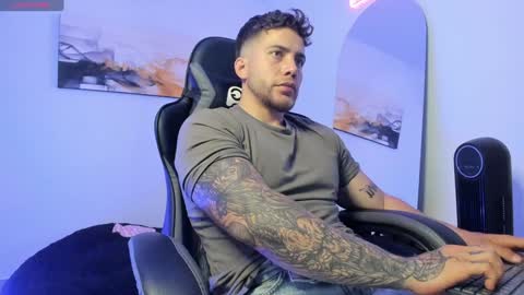 Snapshot of sebastianortizm chatting on December 22, 11:31 pm Lucian Sinclair online show from December 22, 11:31 pm