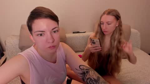 Snapshot of secret_dreams_ chatting on December 18, 8:31 am Amanda and pair in a real life we love each other but can play with you online show from December 18, 8:31 am