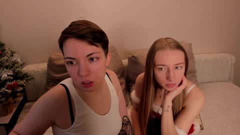 Snapshot of secret_dreams_ chatting on December 27, 8:35 am Amanda and pair in a real life we love each other but can play with you online show from December 27, 8:35 am