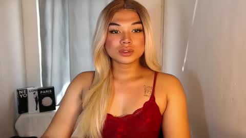 Snapshot of seductivedeluxe69 chatting on September 12, 6:04 am Deluxe online show from September 12, 6:04 am