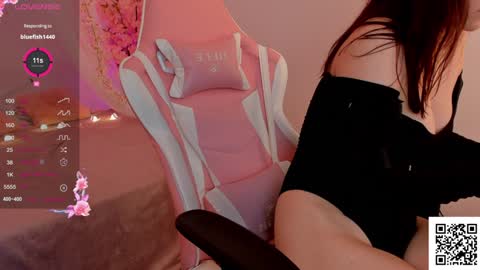 Snapshot of selena_vee chatting on February 8, 11:01 am July online show from February 8, 11:01 am